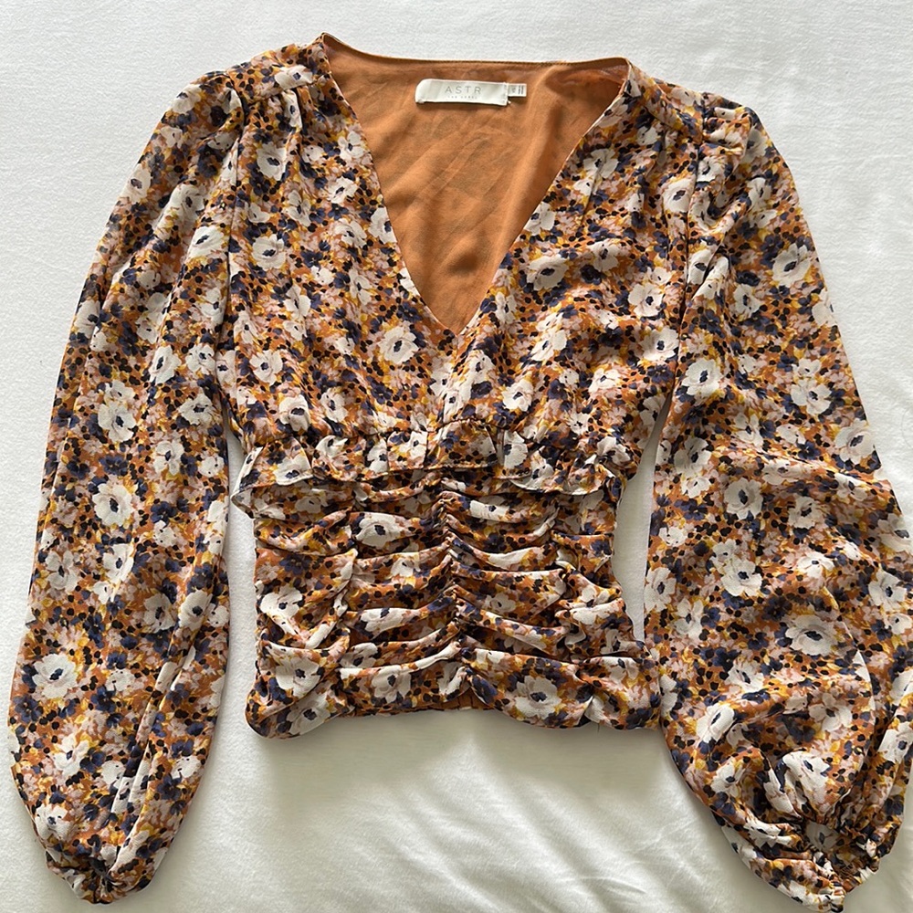 ASTR The Label Women’s Orange Floral Long Sleeve Ruched Top (Size: XS)